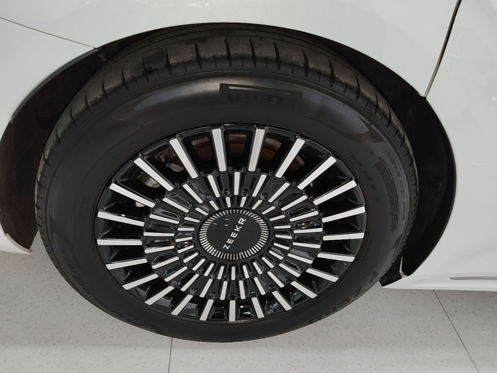 Zeekr 009 2024 7-Seater Walk-Through Version Four-Wheel Drive 108 kWh — снимка 11