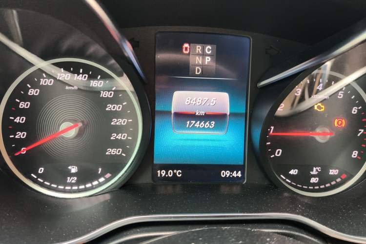 Used Mercedes-Benz V-Class 2020 V 260 Avantgarde Edition Odometer Close Up