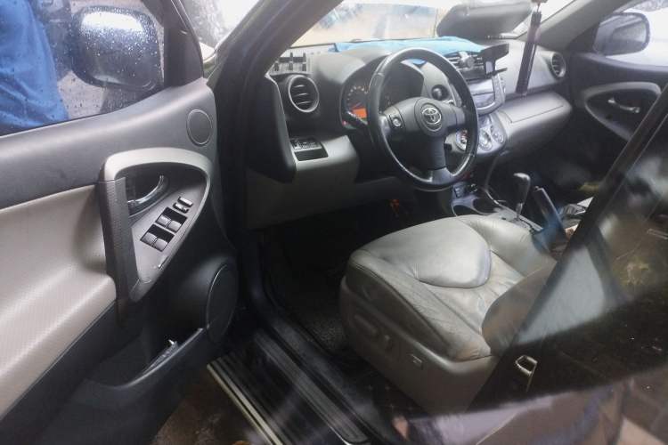 Used Toyota RAV4 2009 2.4L Automatic Luxury Edition Driver Seat