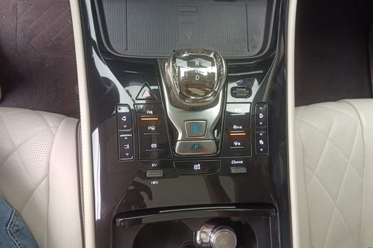 Used Denza D9 2024 DM-i 980 Four-Wheel Drive Flagship Model