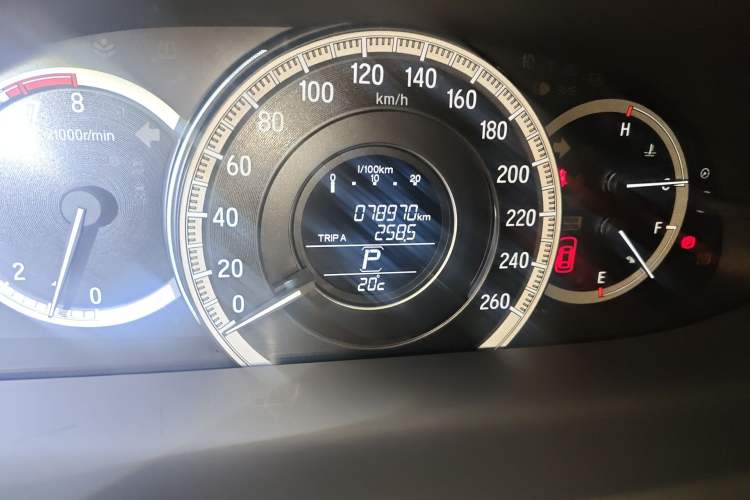 Used Honda Accord 2016 2.0L Comfort Edition Odometer Close Up