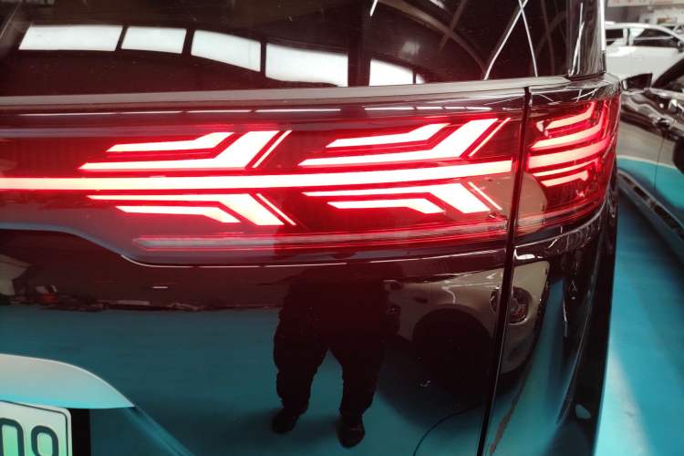 Used Denza D9 2024 DM-i 1050 Luxury Model Exterior 3