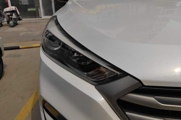 Used Hyundai Tucson 2018 1.6T Dual-Clutch Two-Wheel Drive 15th Anniversary Special Edition Right Front Headlight