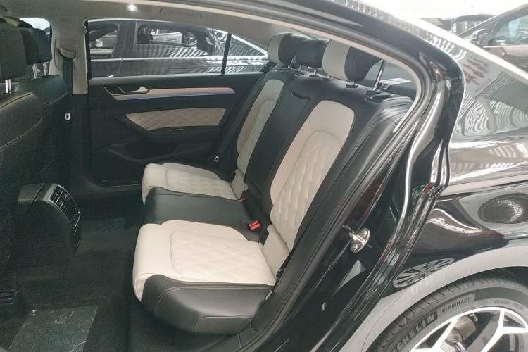 Used Volkswagen Magotan 2023 2 Million Units Commemorative Edition 330TSI DSG Luxury Version Left Rear Seat