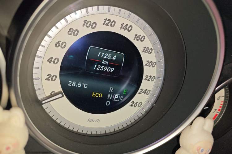 Used Mercedes-Benz E-Class 2014 E 260 Coupe Odometer Close Up