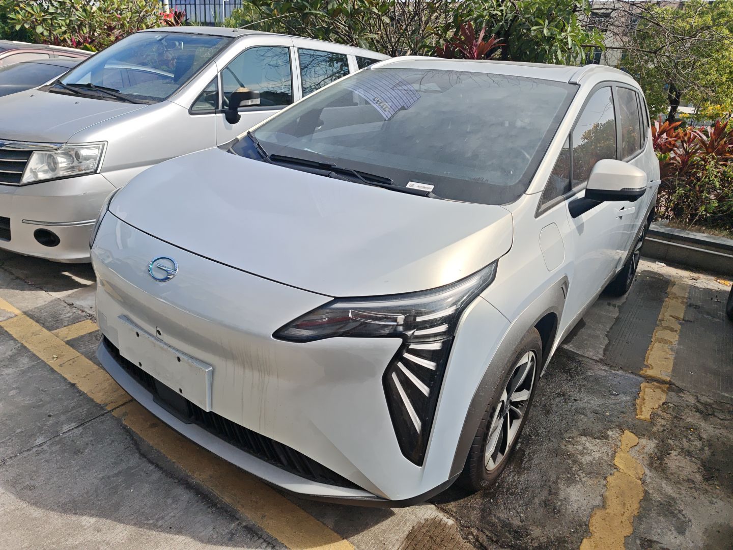 Под передней частью автомобиля