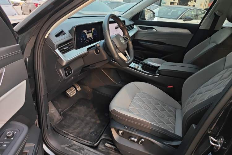 Used Volkswagen Tavendor 2024 380TSI All-Wheel Drive R-Line Cruise Edition Left Front Seat