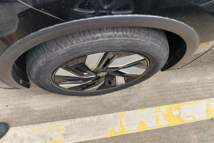 Used Venucia V DD-i 2023 110 km iE Version Left Front Wheel Hub