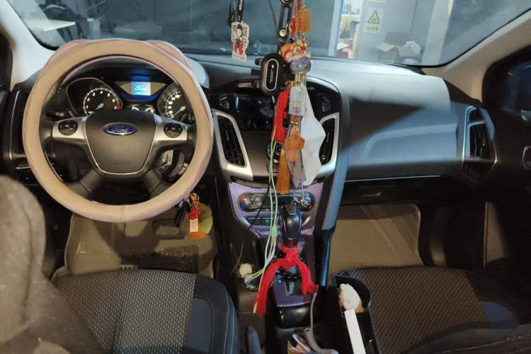 Used Ford Focus 2012 Hatchback 1.6L Automatic Comfort Model Center Console