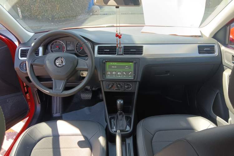 Used Skoda Rapid Spaceback 2016 Revised 1.6L Automatic Chuanxing Version Center Console