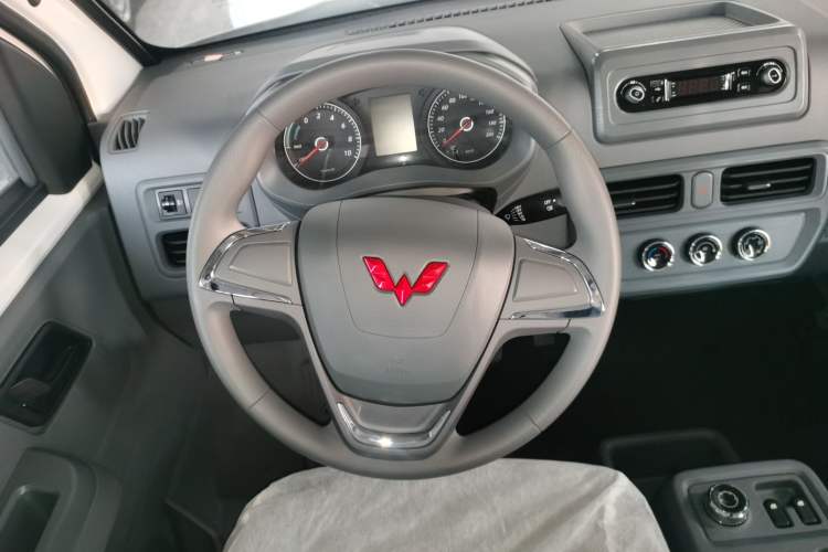 Used Wuling Yangguang 2025 Model 310KM Bus Edition—Customized by CATL