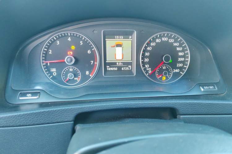 Used Volkswagen Multivan 2012 2.0 TSI Two-Wheel-Drive Luxury Edition Odometer Close Up