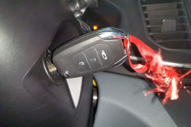 Used SAIC MAXUS Xintu V80 2024 Aotuntong Value Edition 6MT Short Wheelbase Mid-Height Roof 127 Ps 5/6 Seats
