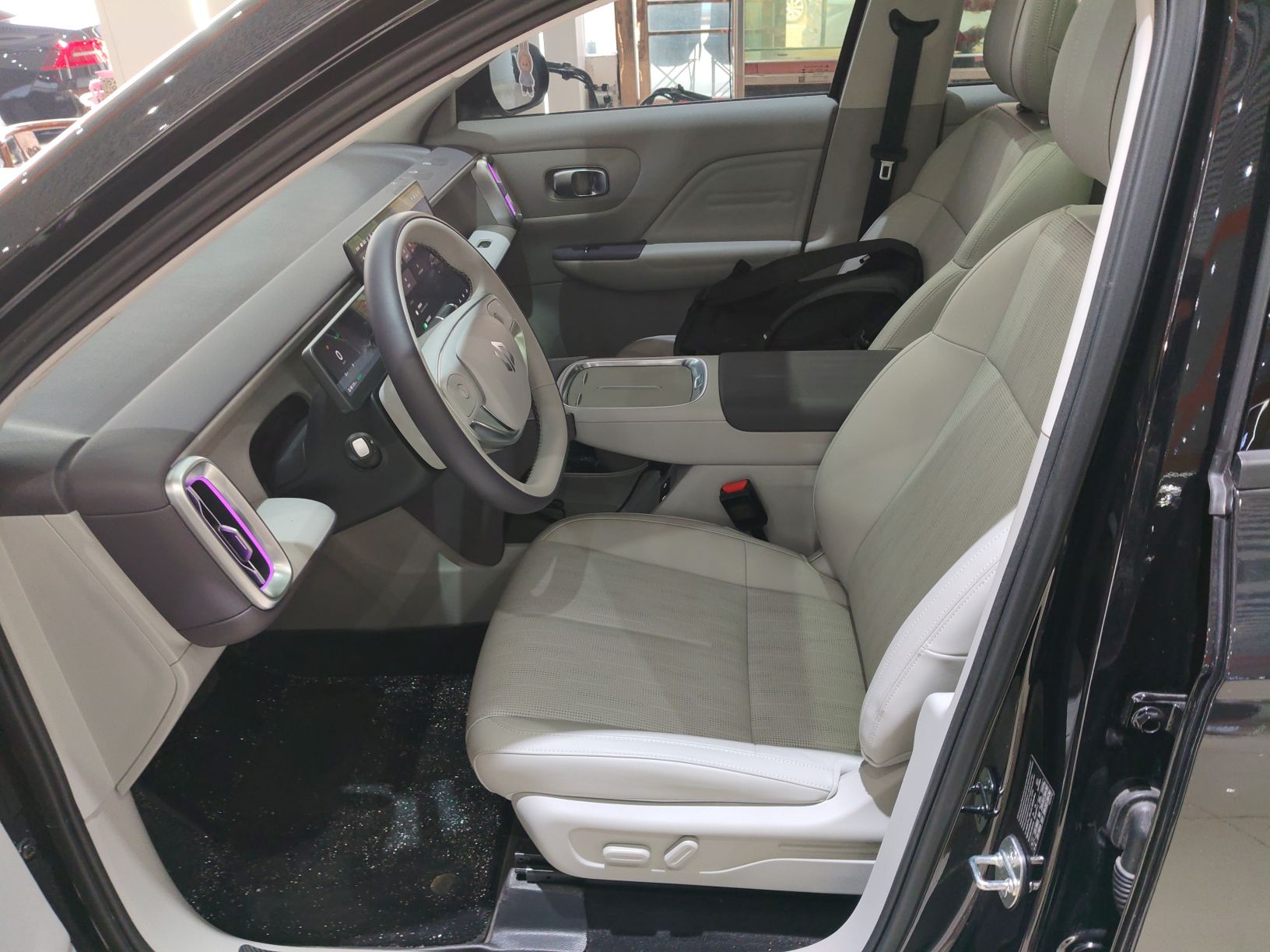 المقاعد الأمامية داخل السيارة