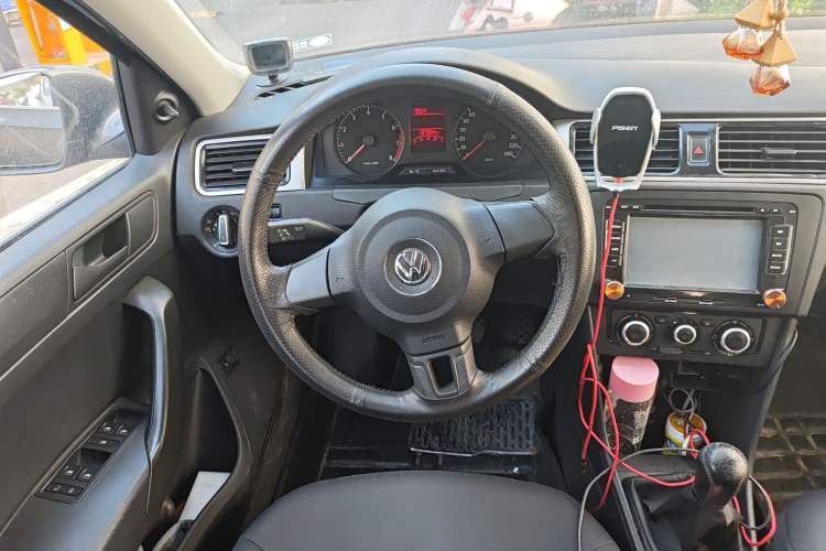 Used Volkswagen Santana 2015 1.6L Manual Fashion Edition