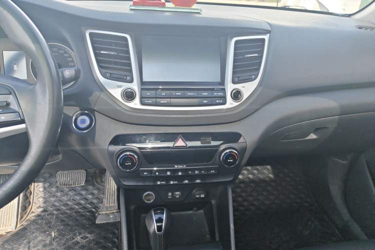 Used Hyundai Tucson 2015 1.6T Dual-Clutch Two-Wheel-Drive Smart Model Audio And AC Panel