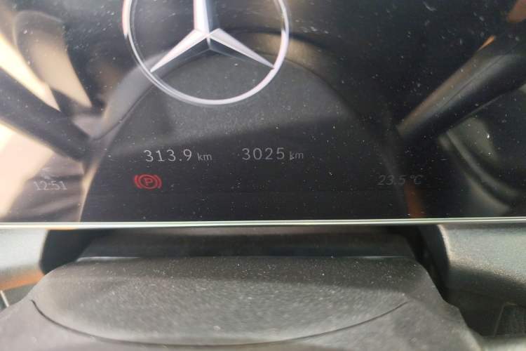 Used Mercedes-Benz GLC 2026 GLC 260 L 4MATIC Dynamic Model Odometer Close Up