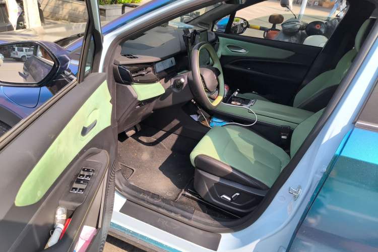 Used Livan 7 2023 605km Hunter Light
