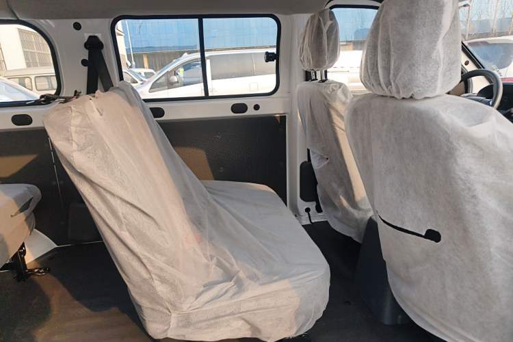 Used Wuling Yangguang 2024 300KM Comfort Version Passenger Van 75kW