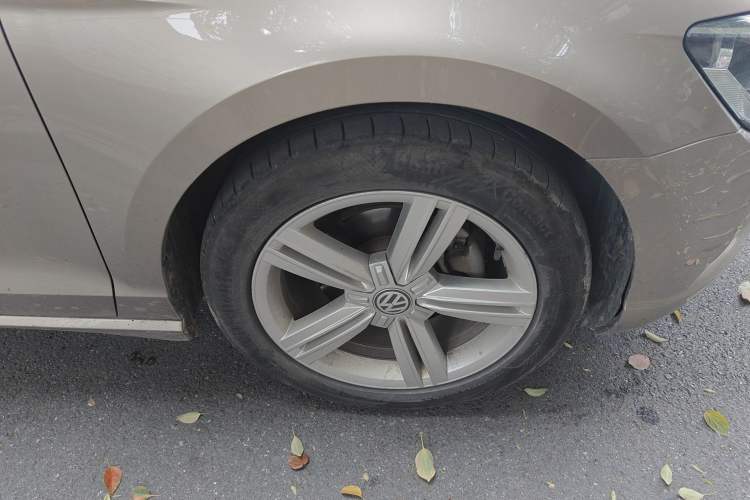 Used Volkswagen Lamando 2018 280TSI DSG Comfort Edition Right Front Wheel Hub