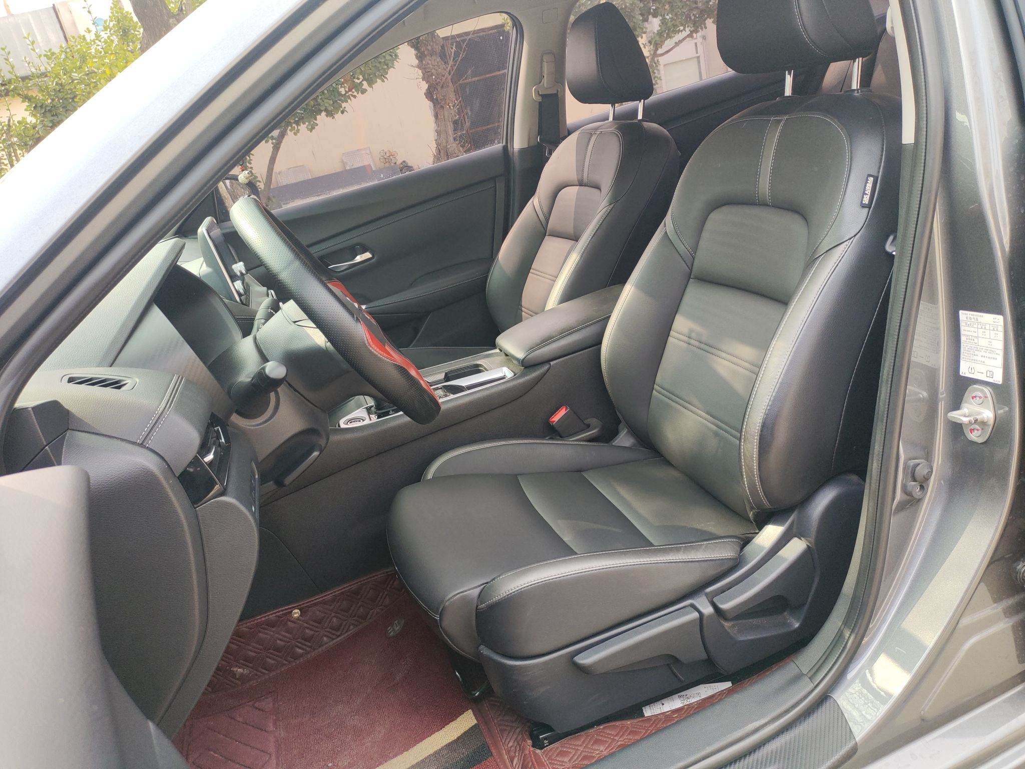 Переднее сиденье в автомобиле