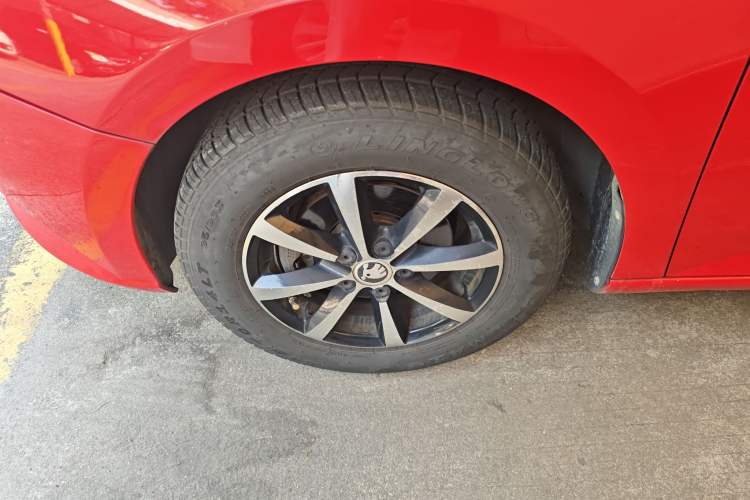 Used Skoda Fabia 2015 1.4L Automatic Front-Drive Model Left Front Wheel Hub