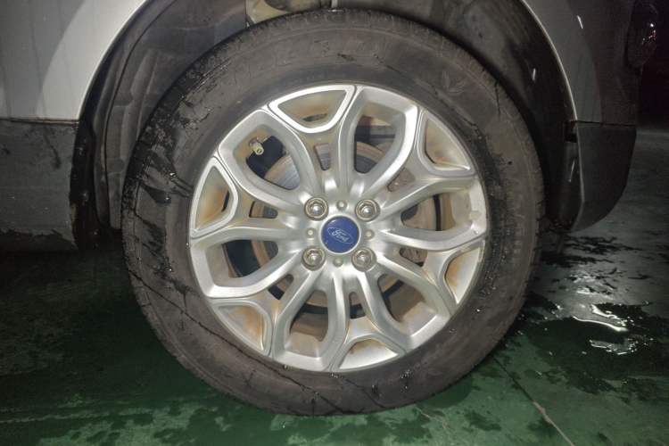 Used Ford EcoSport 2013 1.5L Automatic Prestige Model Right Front Wheel Hub