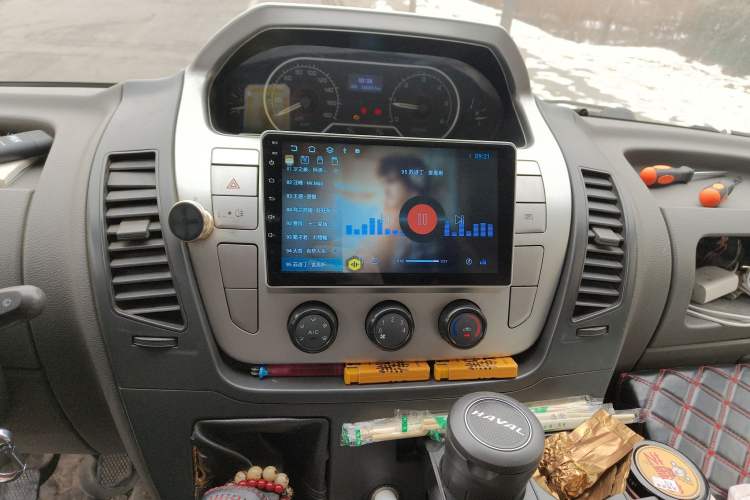 Used SAIC MAXUS Xintu V80 2016 2.5T Manual Aoyuntong National IV Short Wheelbase Mid-Roof 6-Seater