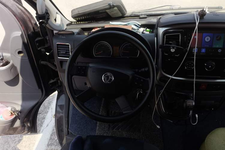 Used Dongfeng Yufeng 2021 2.0T Power King Front-Drive Logistics Vehicle Long Wheelbase Mid-Roof Design 6–9 Seats China VI Emission Standard ZD20
