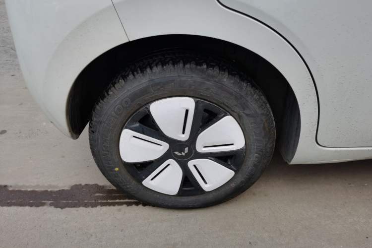 Used Wuling Hongguang MINIEV 2025 Four-Door Version Advanced Edition Right Rear Wheel Hub