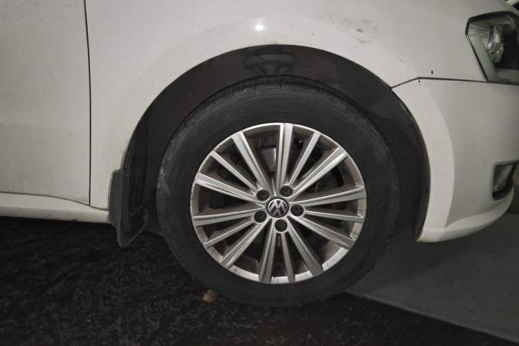 Used Volkswagen Gran Lavida 2013 1.4 TSI Automatic Comfort Model Right Front Wheel Hub