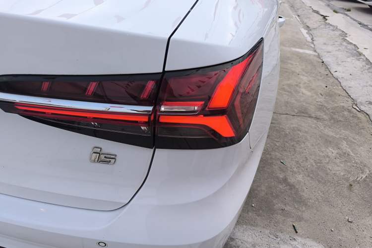 Used Roewe i5 2021 1.5L CVT Platinum Edition Right Rear Taillight