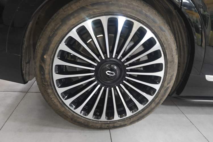 Used Hima AITO M9 2025 Extended-Range Ultra Version 52 kWh 6-Seater Right Rear Wheel Hub