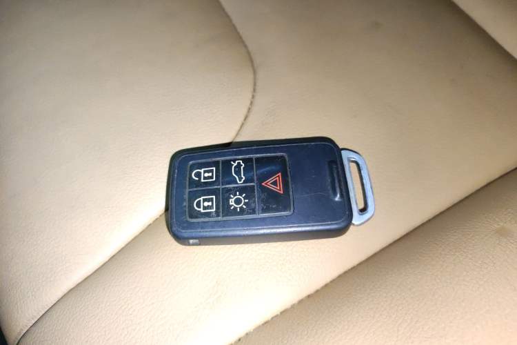 Used Volvo V40 2017 T4 Smart Luxury Edition