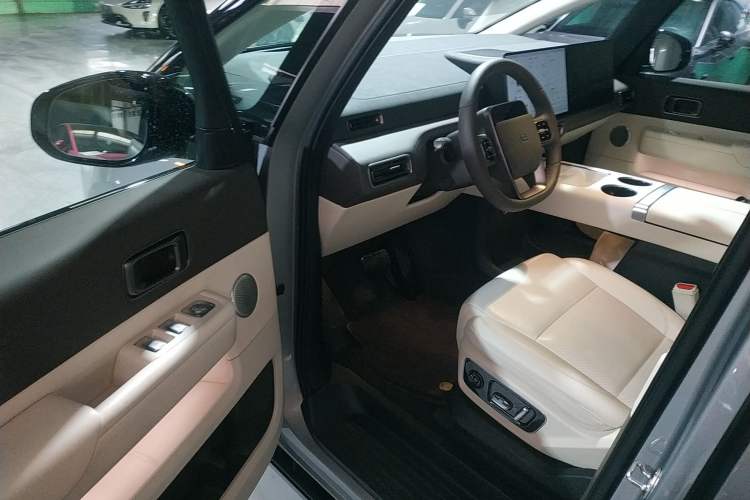 Used Li Auto MEGA 2024 Ultra Model
