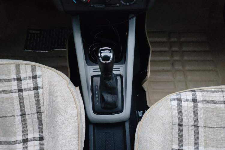 Used Skoda Fabia 2015 1.4L Automatic Front-Drive Model Gear Lever