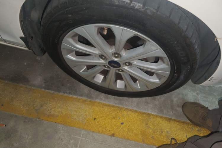 Used Ford Escort 2015 1.5L Automatic Fashion Model Right Front Wheel Hub