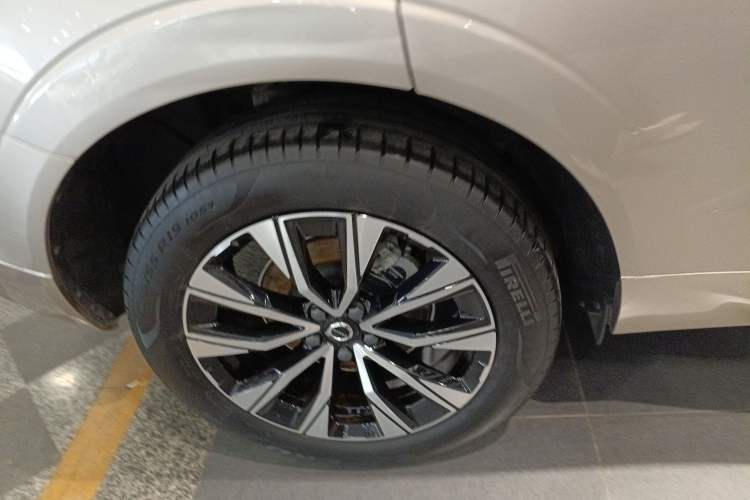 Used Volvo XC60 2024 B5 4x4 Smart Luxury Edition Exterior 5