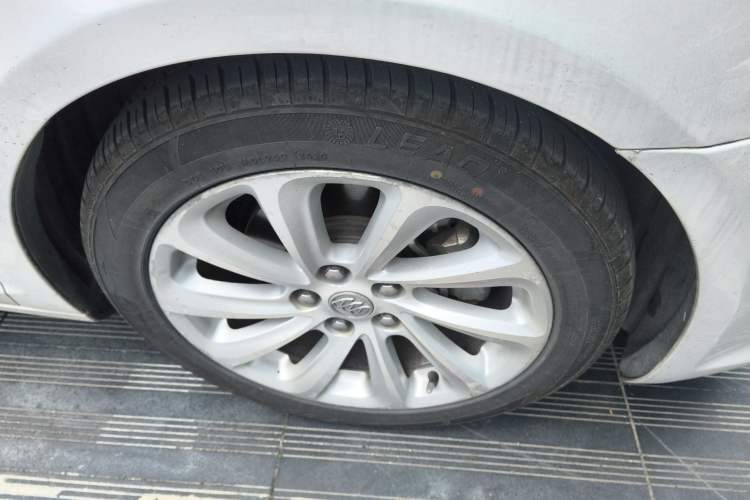 Used Buick LaCrosse 2013 2.0T SIDI Elite Tech Version Right Front Wheel Hub