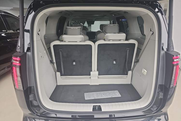 Used Volvo EM90 2025 Ultra Six-Seater Trunk