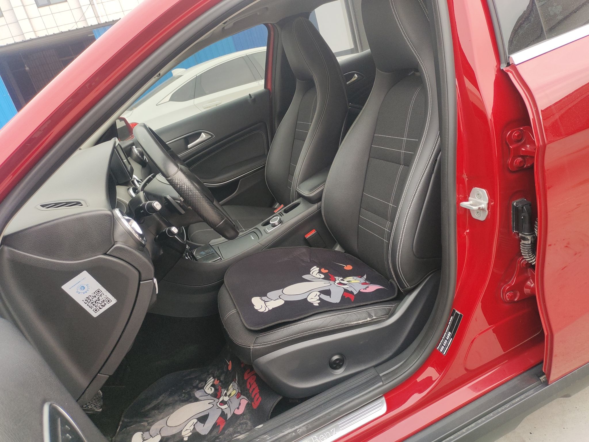 Переднее сиденье в автомобиле