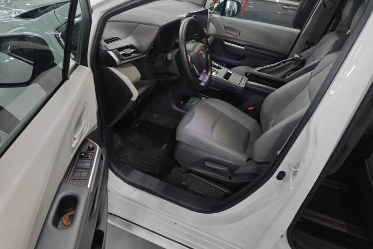 Used Toyota Granvia 2024 2.5L Hybrid Comfort Edition
