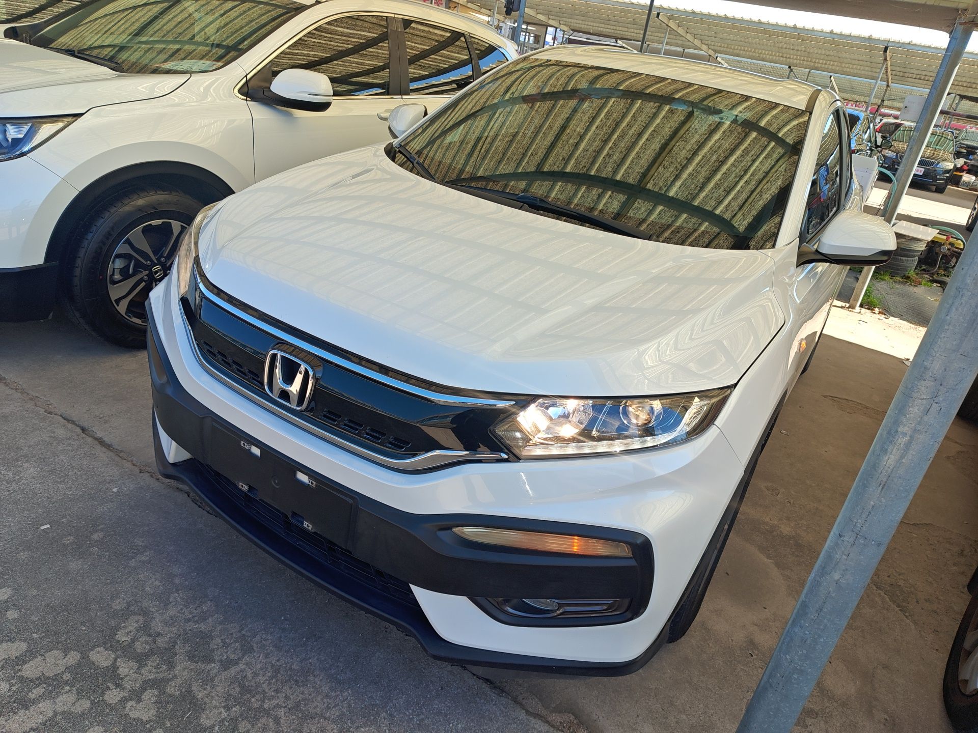 تحت مقدمة السيارة