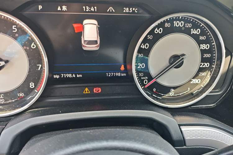 Used Volkswagen Touareg  Odometer Close Up