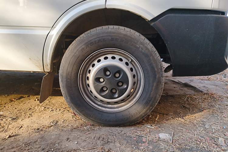 Used Iveco Daily 2021 2.5T A35 M1 Passenger Van 5-9 Seater Short Wheelbase Mid-Roof Design Single Tire Manual Doors