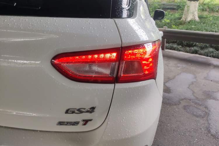 Used GAC Trumpchi GS4 2017 235T Automatic Two-Wheel Drive Luxury Smart Connectivity Version Right Rear Taillight