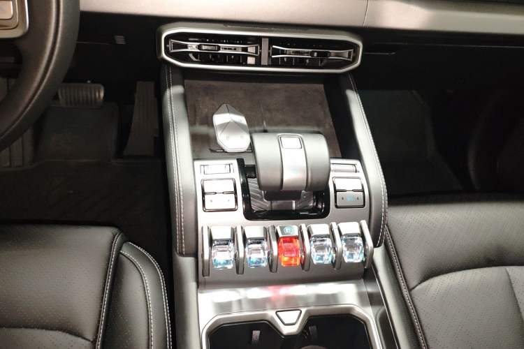 Used Formula Leopard Titanium 3 2025 501KM All-Wheel Drive Intelligent Driving Ultra Version Gear Lever