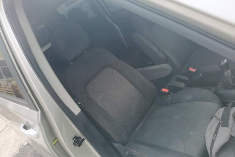 Used Dongfeng Fengon 380 2022 1.5L Comfort-Class Passenger Vehicle (Steel Spring) with 5 Seats