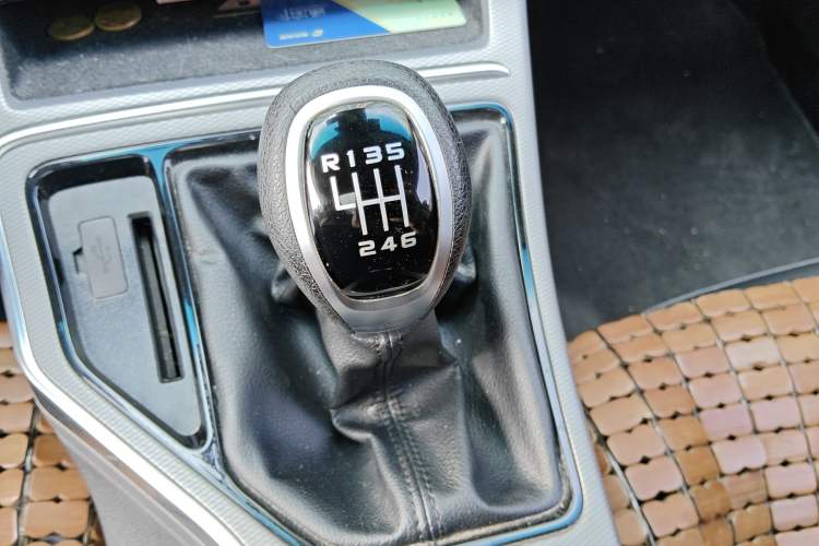 Used Geely Auto Emgrand GL 2018 1.8L Manual Elite Smart Connectivity Version Gear Lever