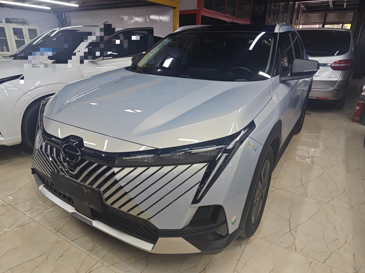 تحت مقدمة السيارة